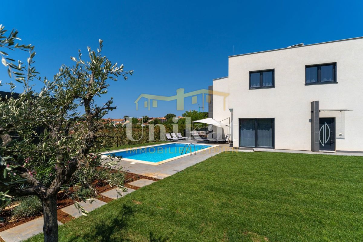 Moderna dvojna hiša s bazenom in pogledom na morje